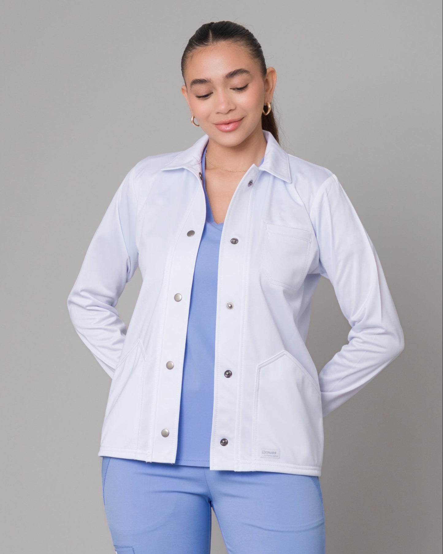 Cardigan Clínico Con Broches Blanco