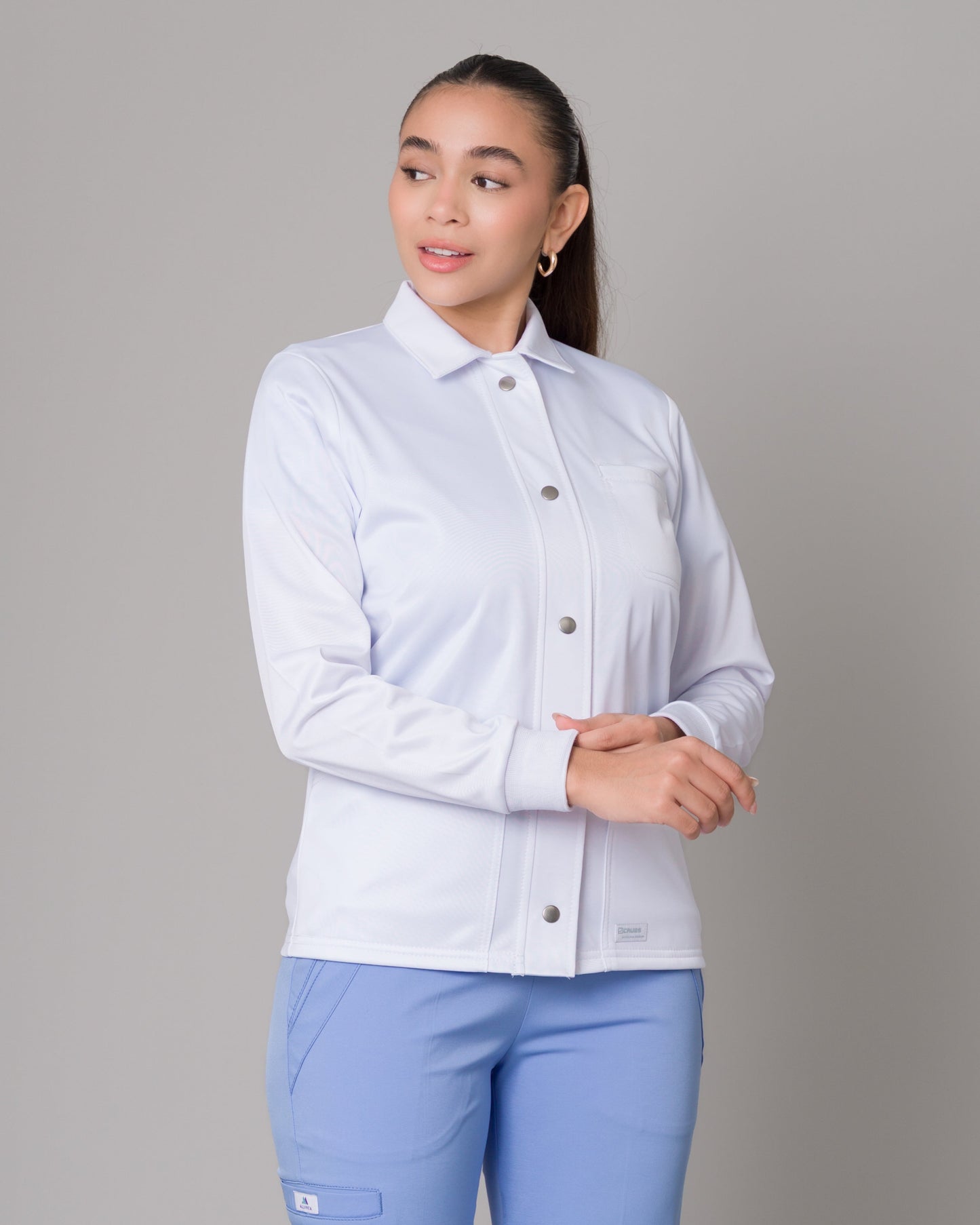 Cardigan Clínico Con Broches Blanco