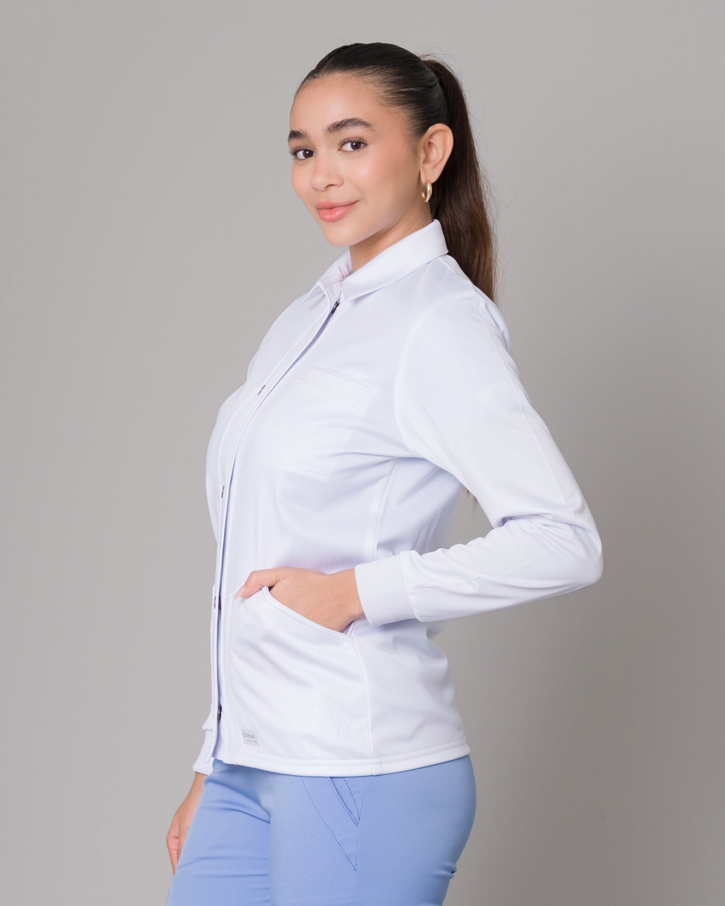 Cardigan Clínico Con Broches Blanco