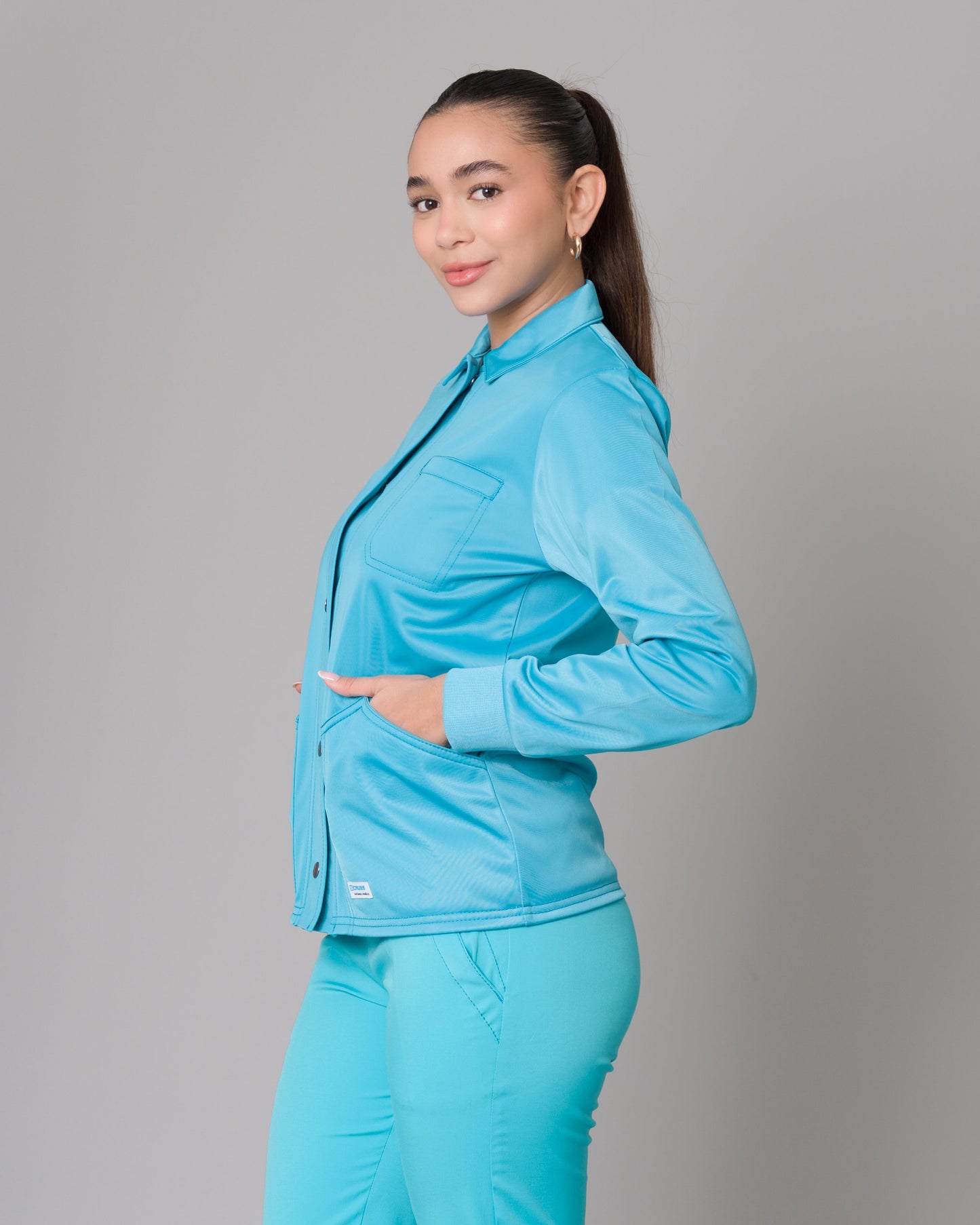 Cardigan Clínico Con Broches Turquesa